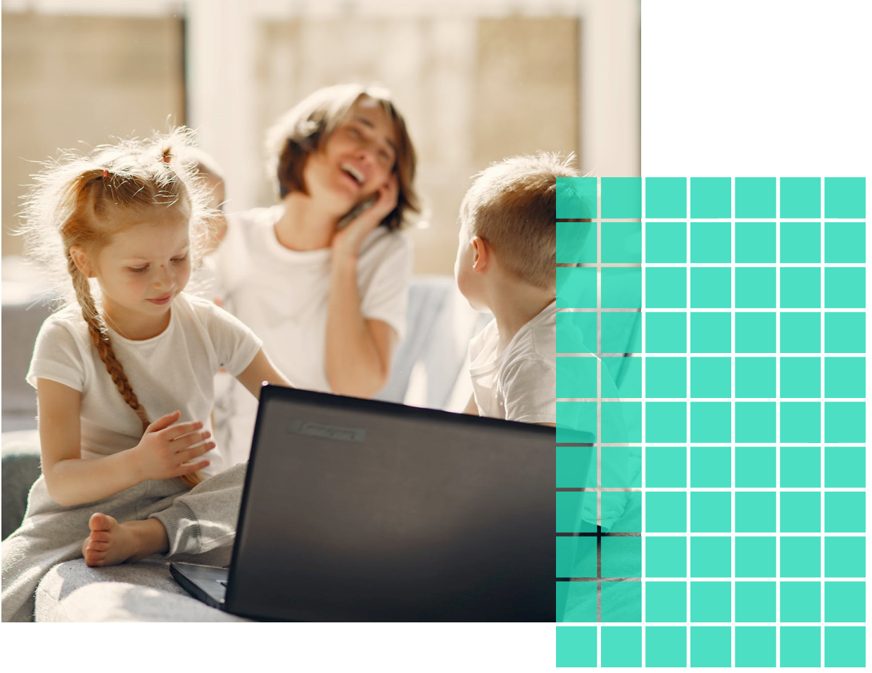 Imagen en la que aparece una madre junto a sus dos hijos, mientras ella habla distendidamente por teléfono, los niños están utilizando un ordenador portátil
